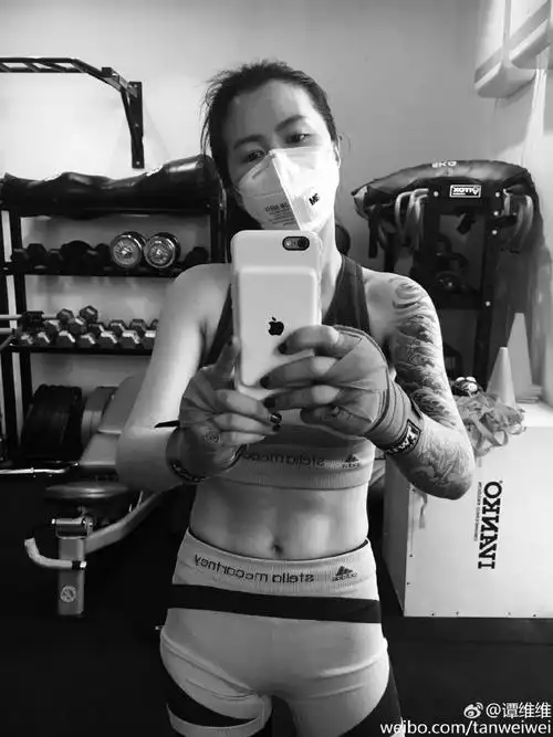 谭维维健身戴防霾口罩 大秀腹肌身材超好(图)