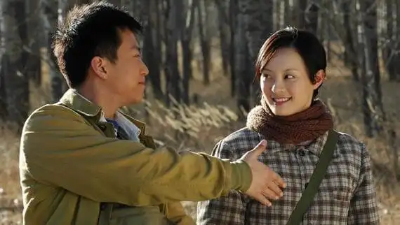 随后两人更是以情侣的身份拍摄电视剧《甜蜜蜜》,可真是幸福甜蜜蜜啊!