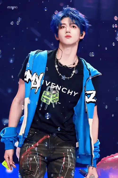 朱志鑫蓝发封神##朱志鑫戴唇环##今日星拍放送##朱志鑫[超话]