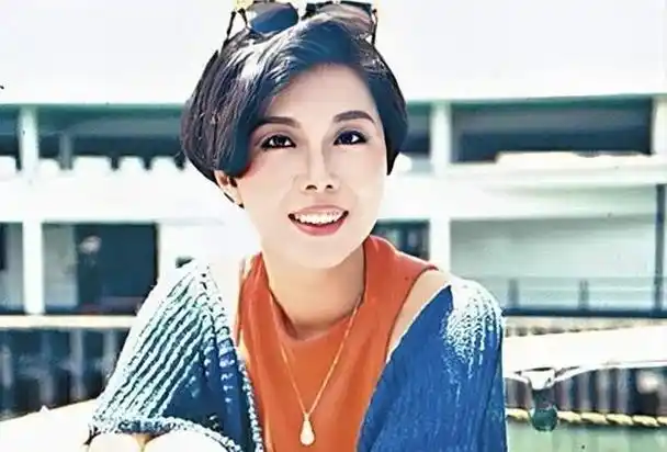 携同性爱人公开露面关菊英拿20万手包显贵气两人恩爱十几年