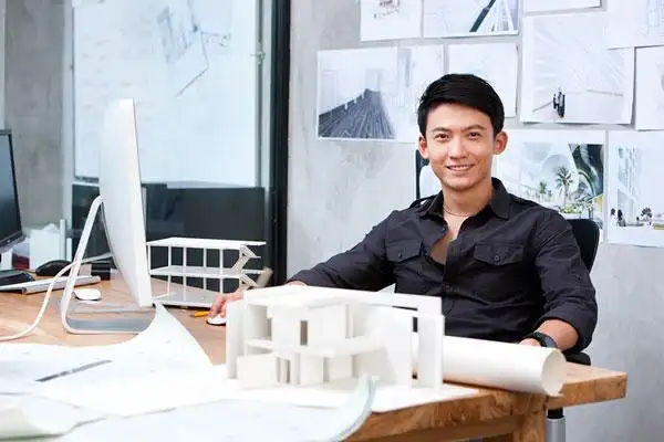 办公室内的建筑设计师_全景网
