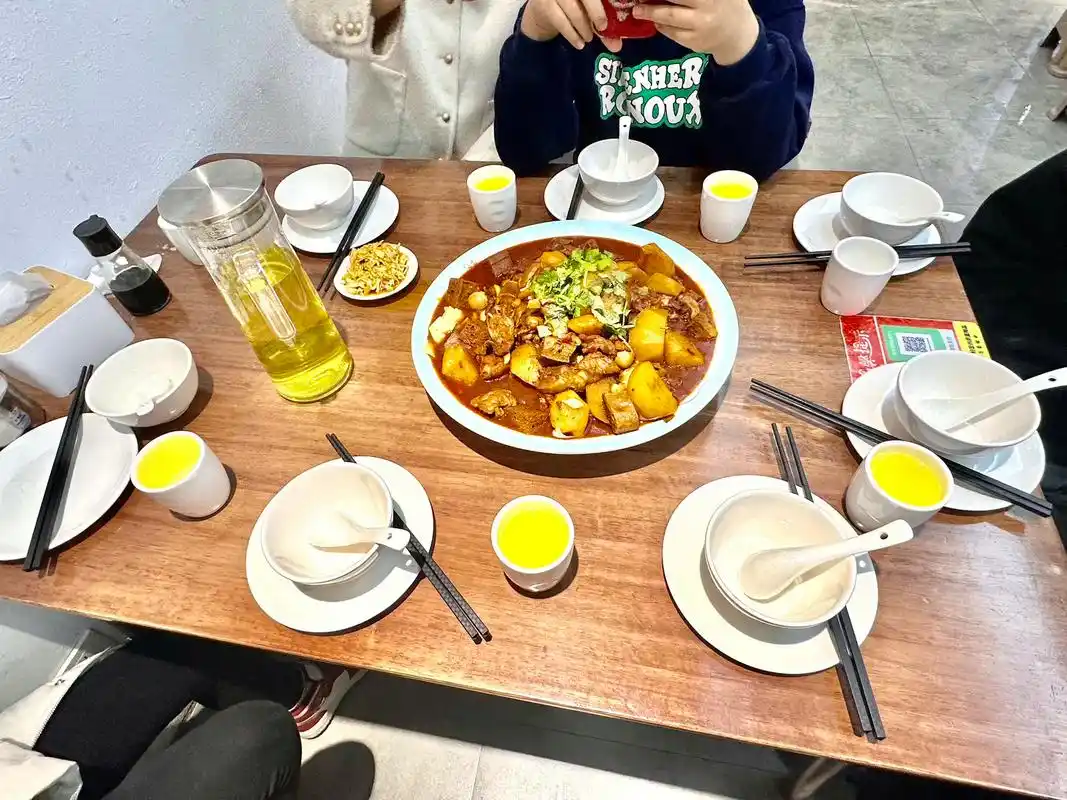 看到这帮小朋友们聚餐,也想起自己小时候,跟着三五好友