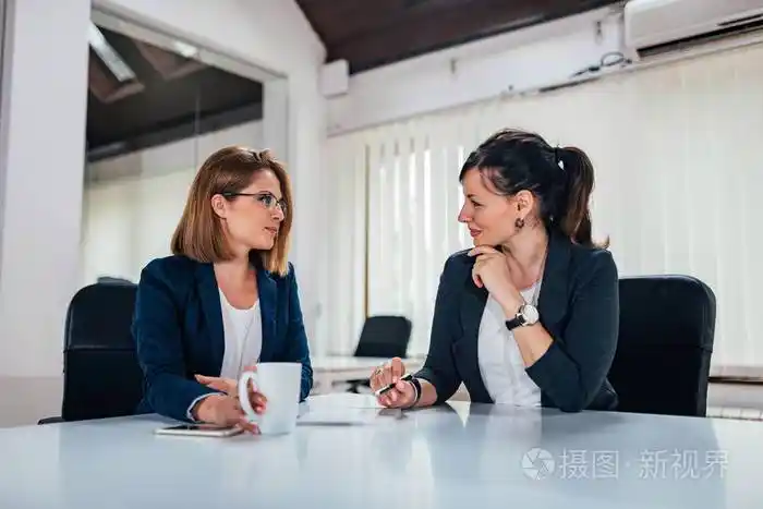 两名女性高管在谈话