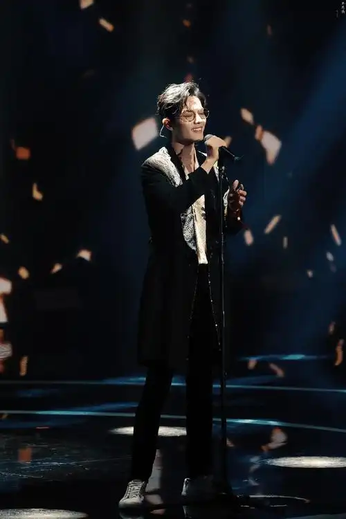 肖战超话#肖战#今天是《满足》红海四周年《满足》mv五周年.