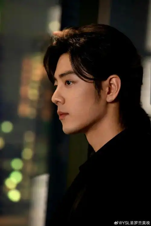 肖战超话#肖战真空西装有内搭#|#肖战#    每一张照片都是绝绝子啊