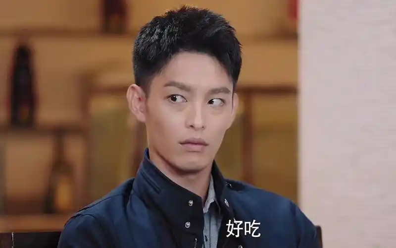 他在逆光中告白:历腾饭桌上掐情敌,攻力十足_哔哩哔哩 (゜-゜)つロ