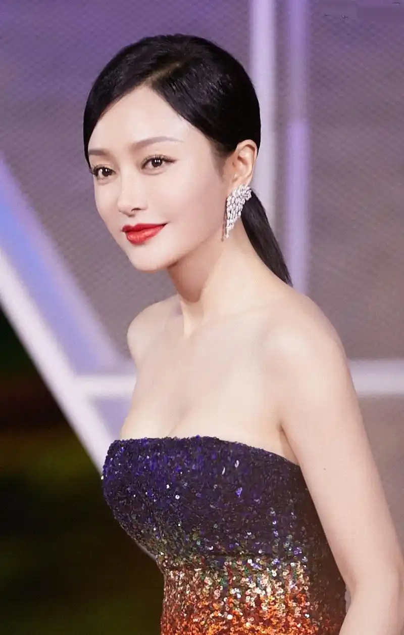 秦岚穿抹胸修身长裙,有料更低调,一袭抹胸的渐变色礼服,看似保守,实际