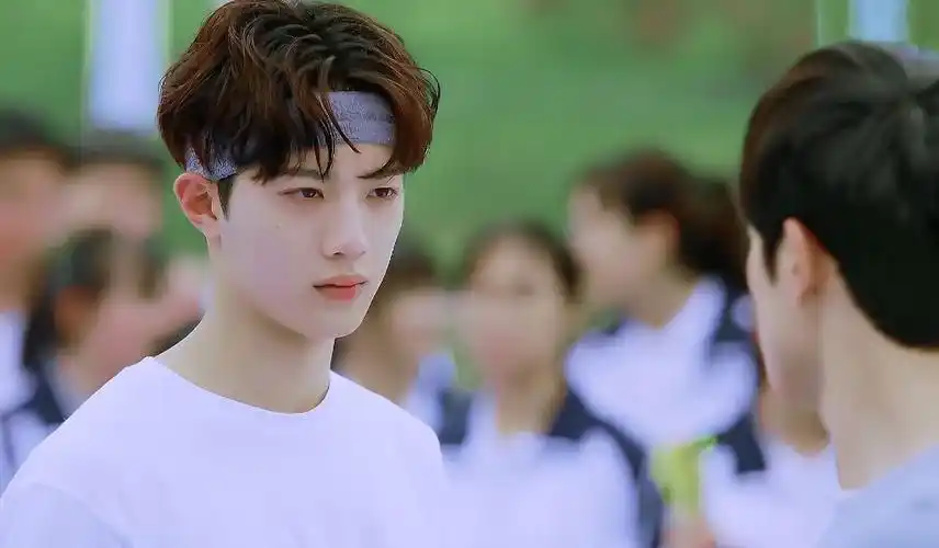 赖冠霖的少年感仿佛就是高中篮球队学长的感觉,像是投个篮都有低年级