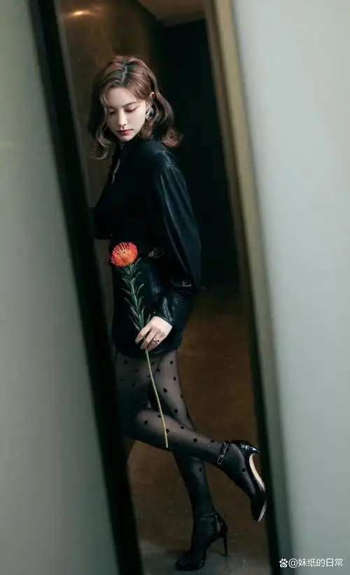 火辣非凡!许佳琪魅惑黑丝大长腿令人心跳加速!