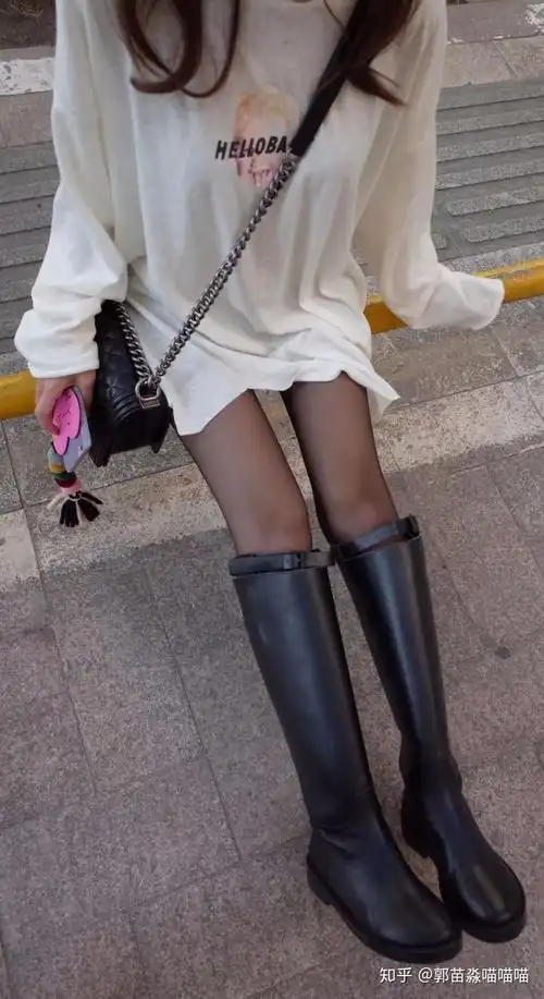 女生穿过膝靴时里面都穿袜子吗,如果穿的话穿的是什么样的袜子?