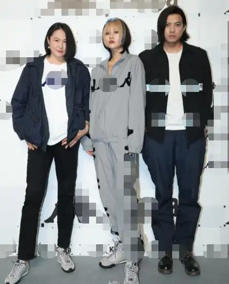 窦唯二女儿近照罕曝光,剪中性短发和爹长太像,手上涂满黑指甲油_窦佳