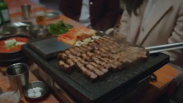 韩剧:鬼妈妈离别前和鬼友聚餐,吃着大块烤肉喝着酒,人生圆满了