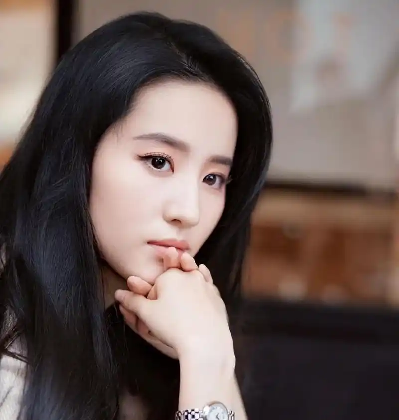 刘亦菲幽默回应,说他们的直播间挺有趣的.