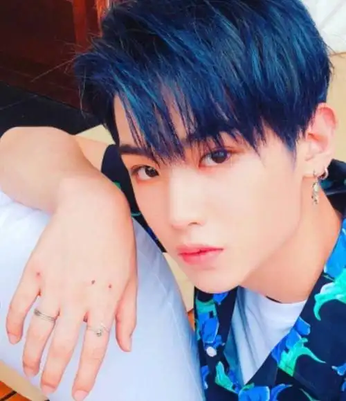 邓伦自称抓钱手黄明昊名副其实小朋友手而他就爱咬手指