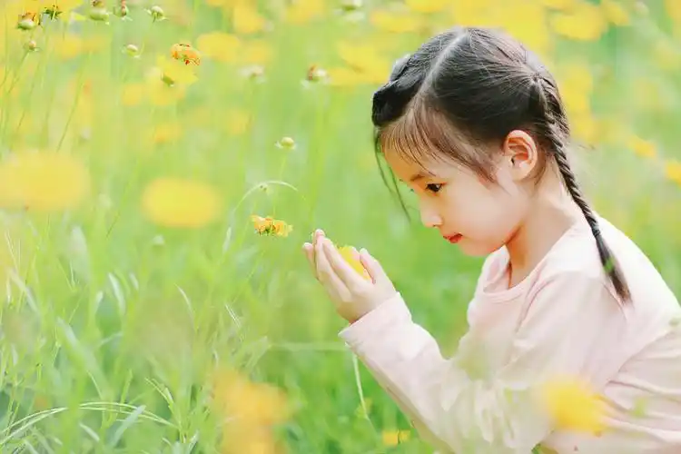 一个超治愈的萌小孩