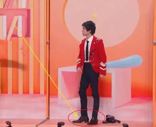 华晨宇带火男款"高跟鞋",谁注意到他的站姿,确定没女生教他?