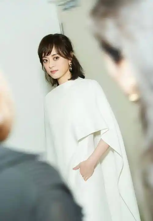 孙俪活动生图曝光,穿白裙留长发气质大变,网友:眼睛不凸了_状态_发型