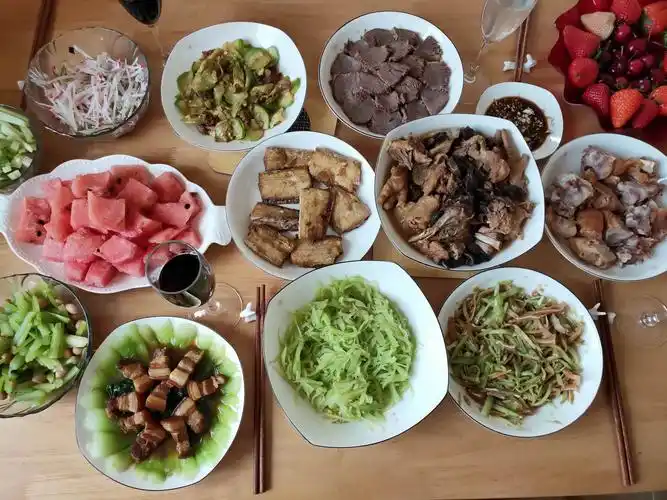 节日做的一桌丰盛午餐