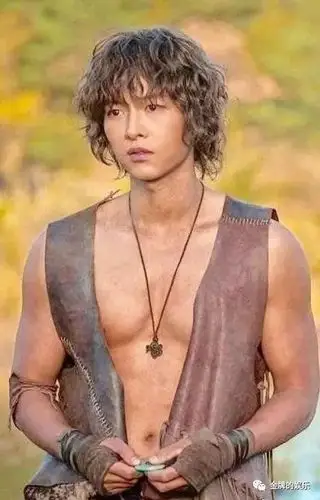 宋仲基新剧再现壮硕胸肌,比《太阳的后裔》还要明显!_肌肉