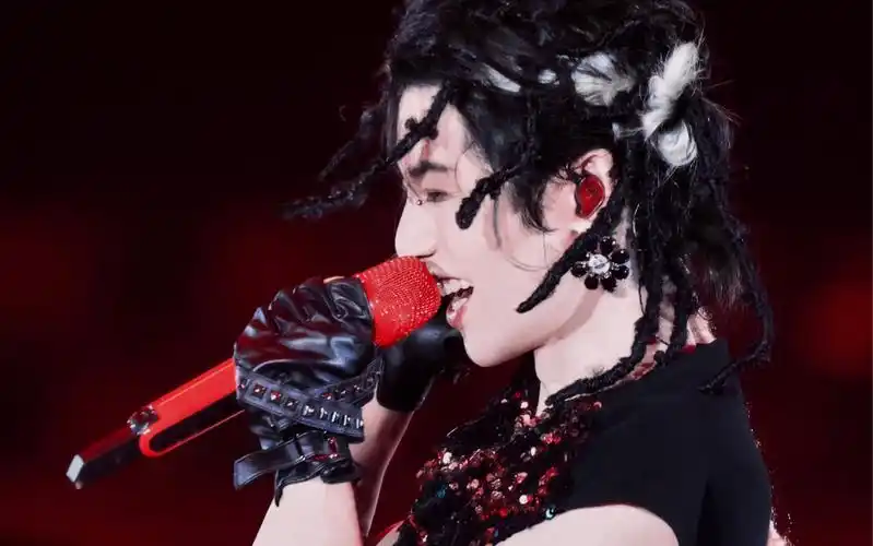 2023华晨宇火星演唱会# 可爱的小熊跟着酷帅又可爱的华神宝贝欢快