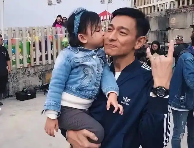 刘德华女儿近况曝光,11岁举办画展,艺术天赋胜过天王?