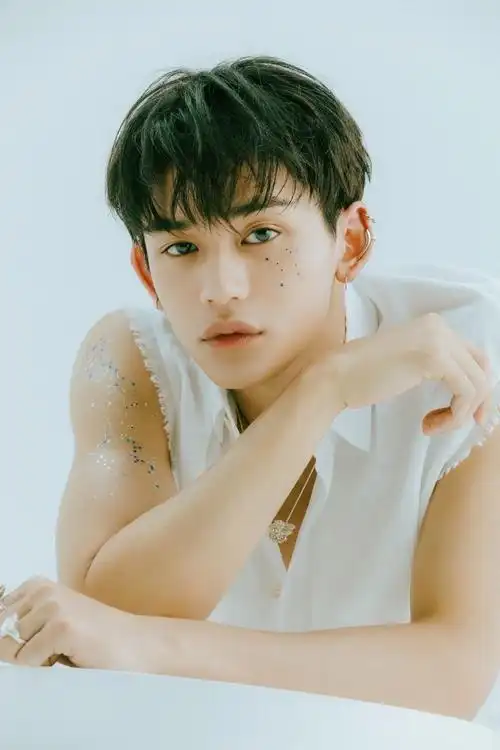 黄旭熙图楼讲讲一九九九年一月二十五日生的帅哥