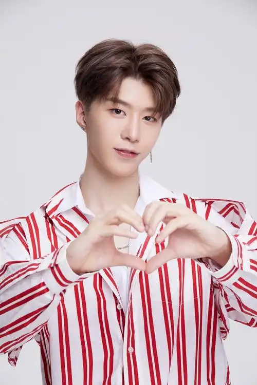 范丞丞 正面比心