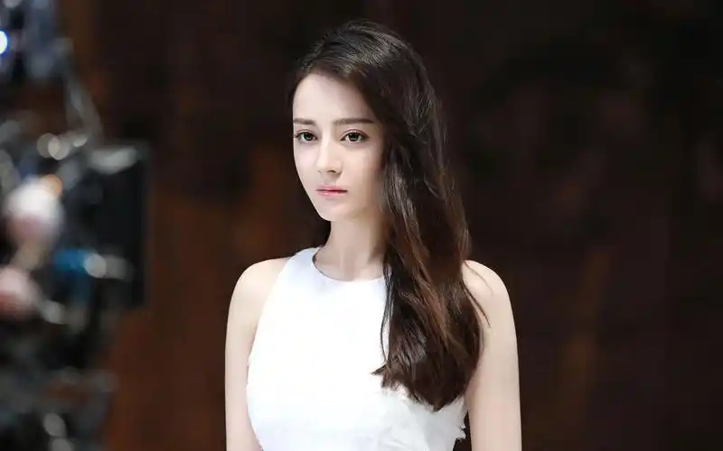 张艺兴迪丽热巴同台对决,最后没忍住笑出了猪叫!算是翻车了吗?