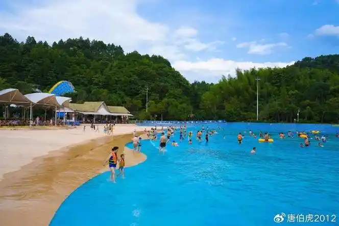 炎炎夏天当然要来玩水了,那么推荐到明月山下的天沐梦幻水城玩水