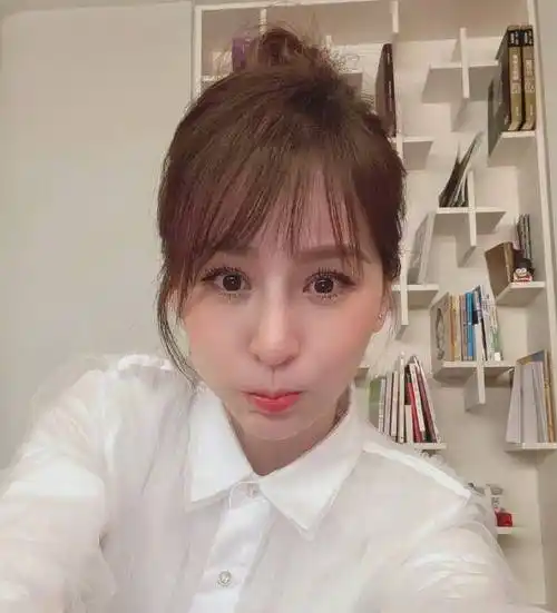 原创王心凌哪像37岁的人穿白衬衣扎丸子头甜美可爱比出道时还要嫩