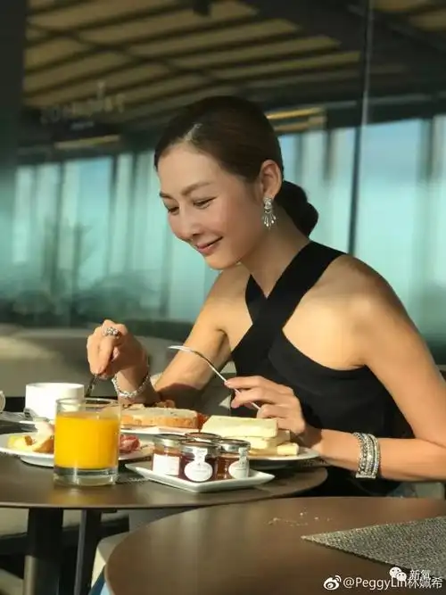 想不到有生之年会饭上何润东宠妻狂魔的他连老婆整形都很成功