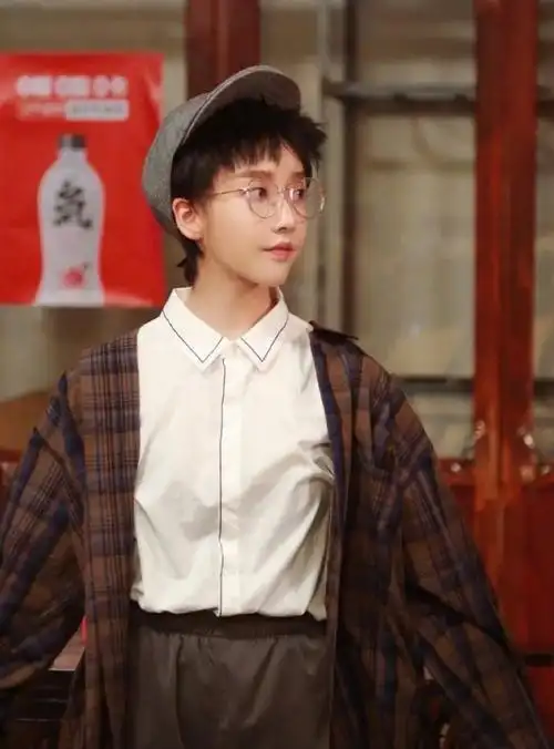 姜贞羽《#元气满满的哥哥#》男装造型路透来了,短发配银框眼镜,你们