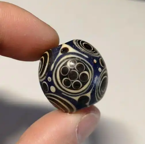 深蓝色战国蜻蜓眼老琉璃珠,求老师鉴定!