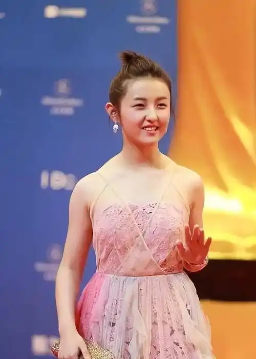 原创张子枫从时尚黑洞到红毯仙女她是怎么完成蜕变的