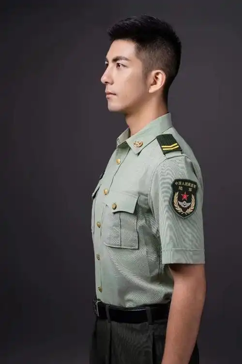 不藏了,这就是陆军退役的某位帅战友 便装时尚,军装板正!