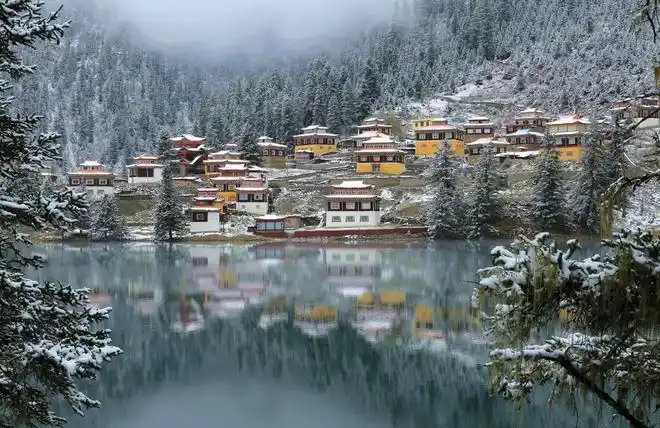 人间仙境九天瑶池措卡湖雪后风光