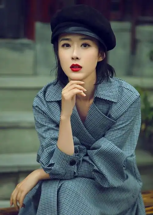 颜丹晨条纹连衣裙优雅时尚写真,气质出众.一起来看看吧.