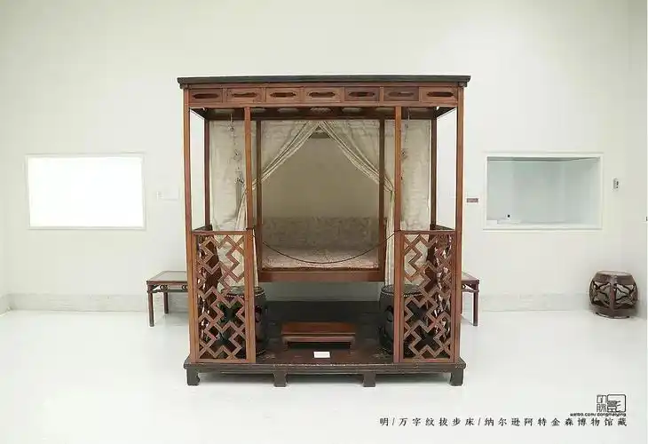 《万字纹拔步床》