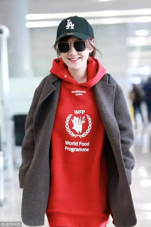 让关晓彤"红"治愈你的返工丧!_红色