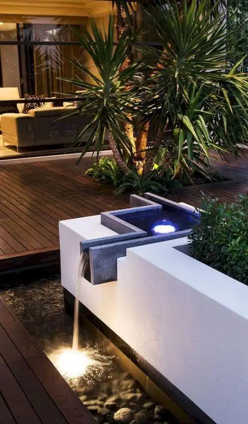 庭院里挖鱼池,楼梯下挂瀑布,你家和豪宅之间就差一个室内水景!