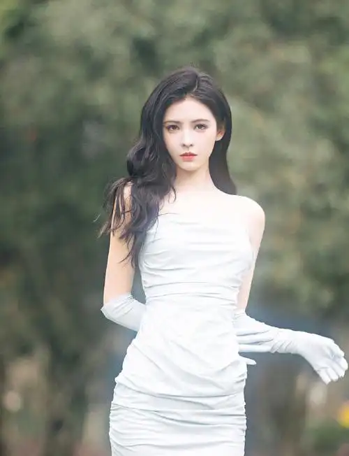 张予曦吊带裙造型#张予曦更新一组复古油画风法式白裙写真美到发光啦