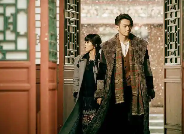 白鹿,许凯再次同框现身活动,印字t恤配格纹裙,不止许凯会心动_剧中