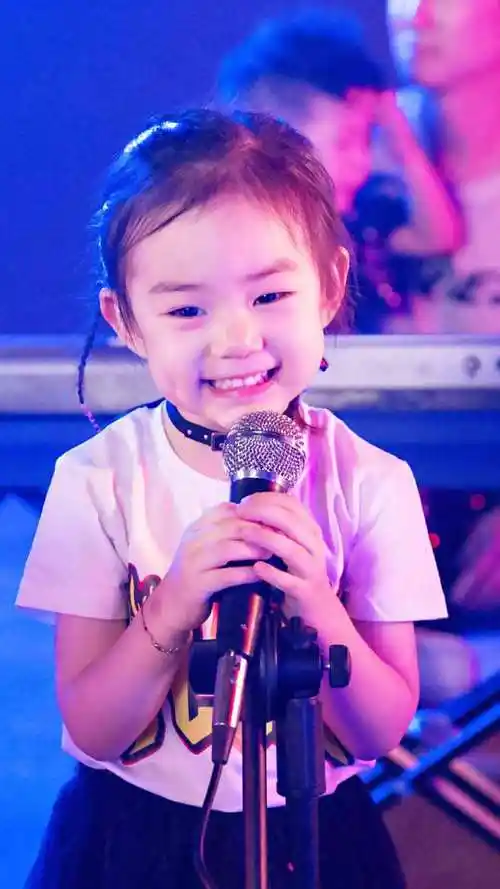 的~抿嘴也像,哈哈嘟嘟嘴的表情,简直一模一样慢慢的,小lucky逐渐长大