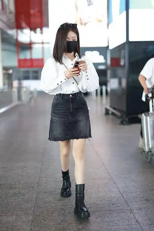 邓家佳机场演绎酷girl穿搭 衬衫短裙配马丁靴可甜可盐_牛仔_热播_示范