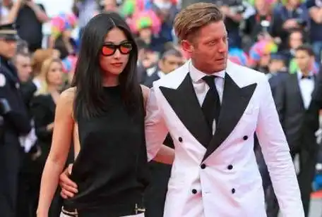 靠时尚万种红遍内娱,家世显赫王思聪不敢惹,朱珠的人生有多潇洒_时候