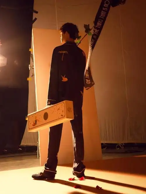 易烊千玺最新大片身着睡衣打赤脚,温柔浅笑,尽显居家暖男范儿