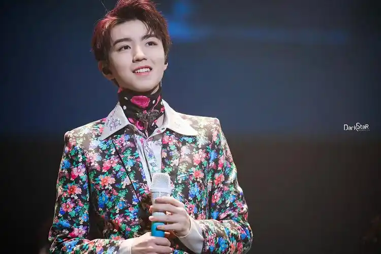 王俊凯温暖的笑容融化了冬日寒夜的冰