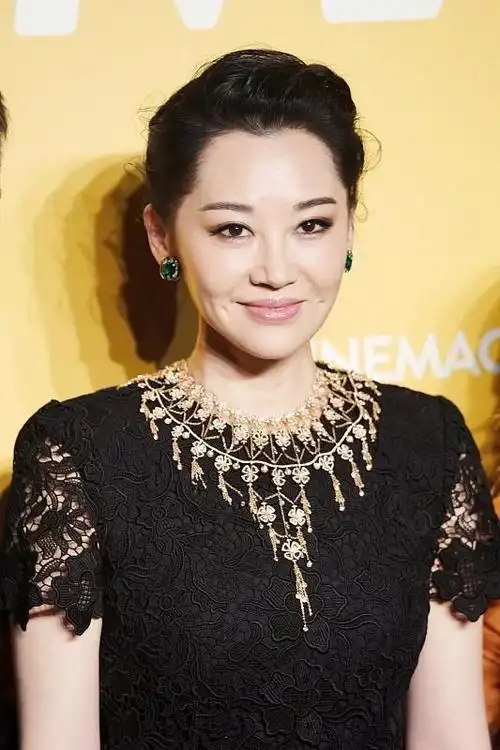 50的许晴生图状态真好一袭黑裙优雅还高贵还是那么有气质