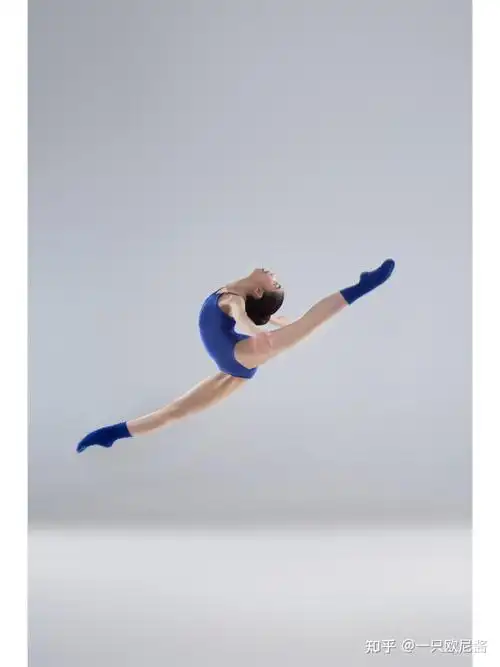 飞天一字马,不仅需要女孩舞蹈基本功扎实还需要摄影师的完美抓拍,所以