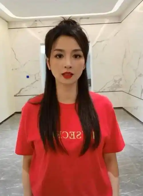 张庭晒庆50岁生日,穿红t卖萌似少女,浓妆艳抹下灵气全无_林瑞阳_夫妻